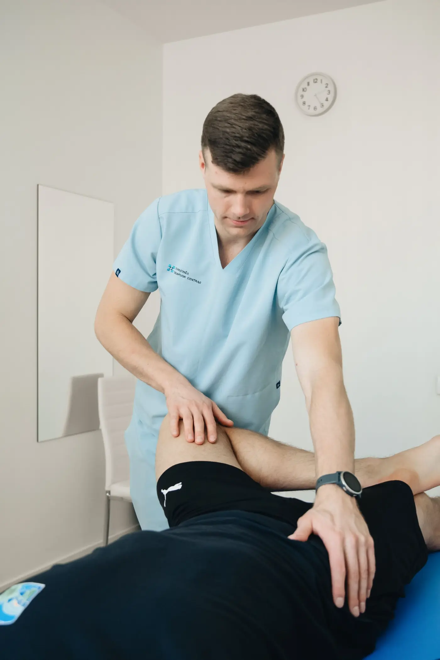 Fizioterapeut tratând un pacient